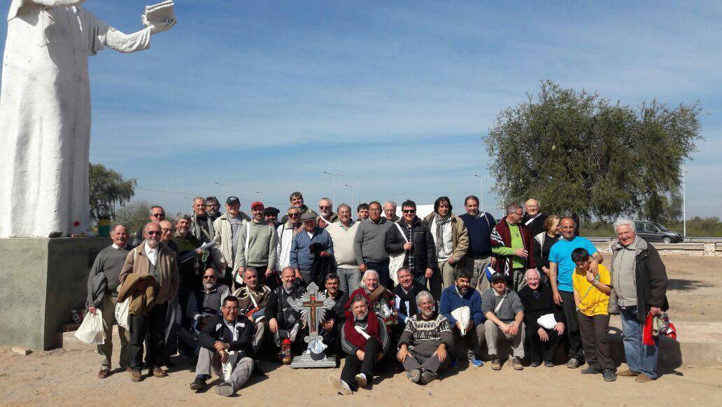 El grupo en el paraje "Corredor de los Llanos", La Rioja. Lugar donde asesinaron al obispo Angelleli